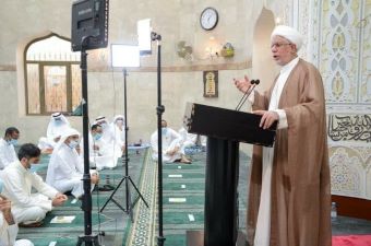 الشيخ عبدالله  اليوسف أثناء إلقاء الخطبة (صورة حديثة)